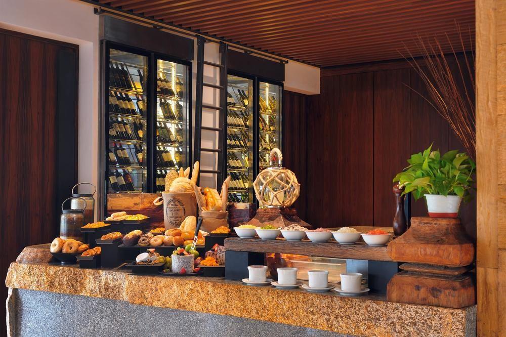 Oasia Resort Sentosa By Far East Hospitality Singapur Dış mekan fotoğraf A buffet at a hotel