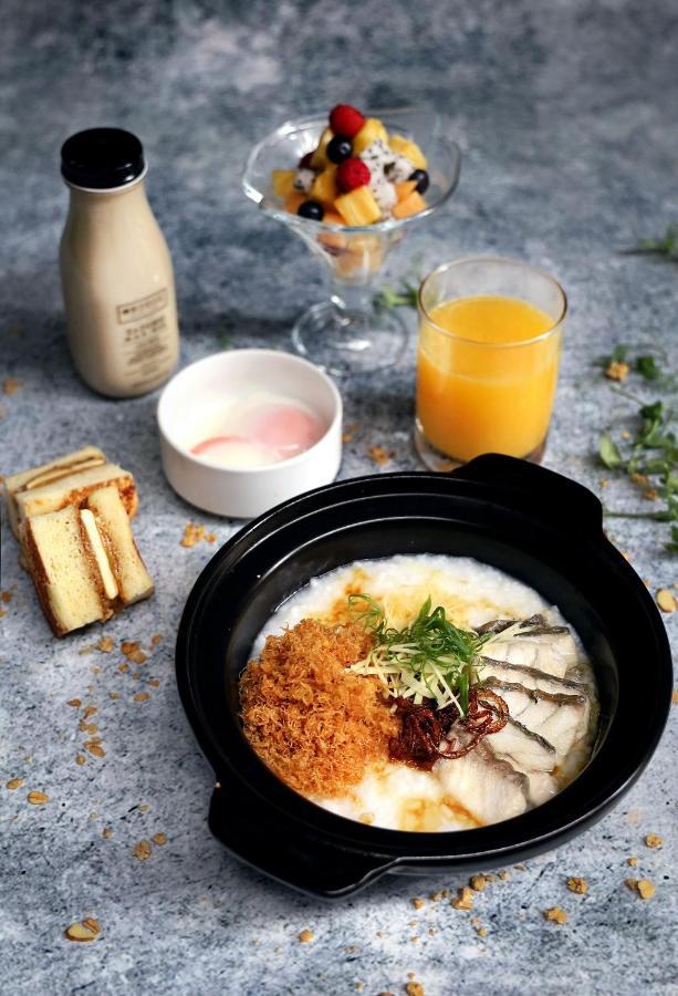 Oasia Resort Sentosa By Far East Hospitality Singapur Dış mekan fotoğraf A bowl of congee with preserved meat and egg